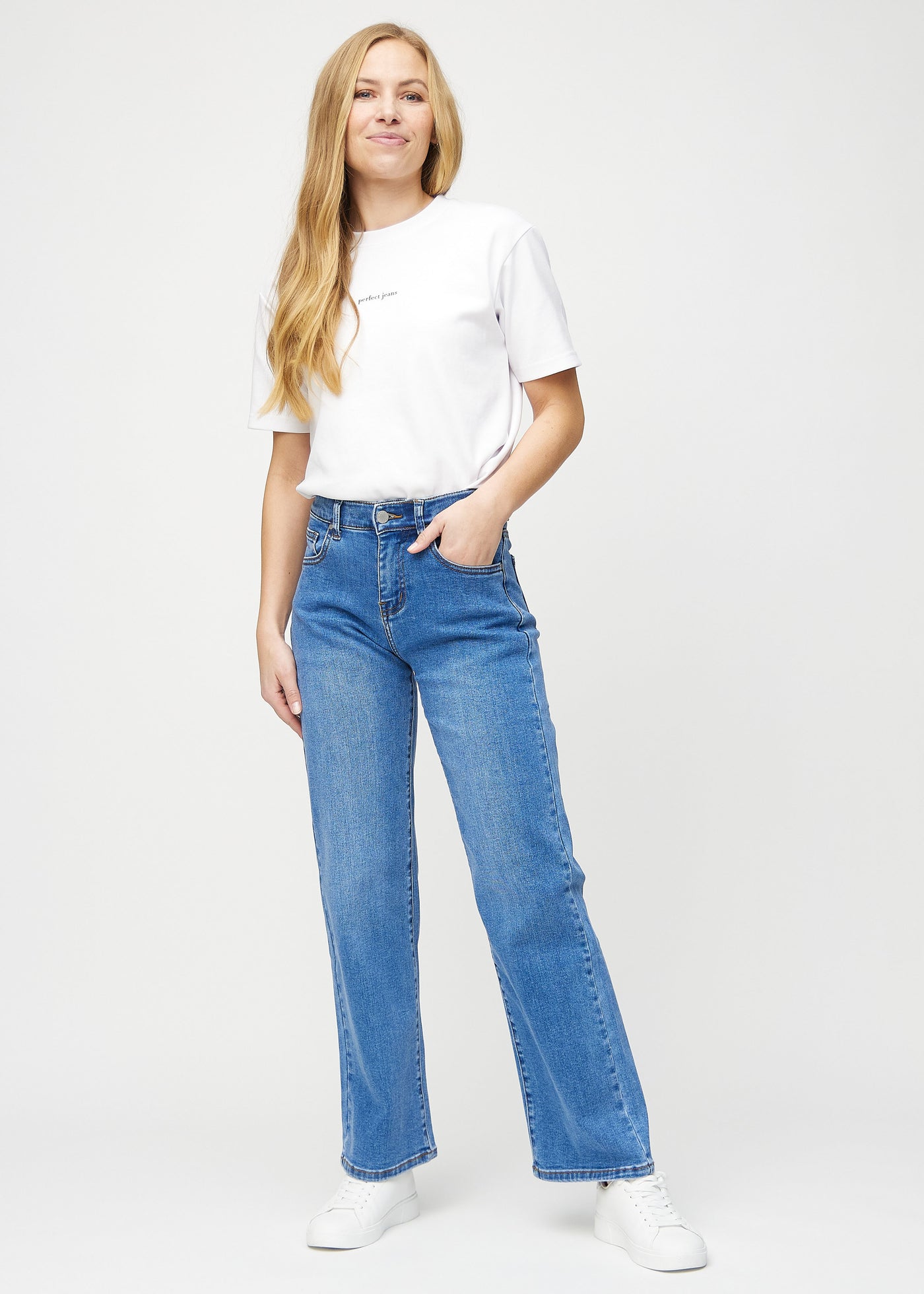 Fuldt billede af model i denim loose jeans.