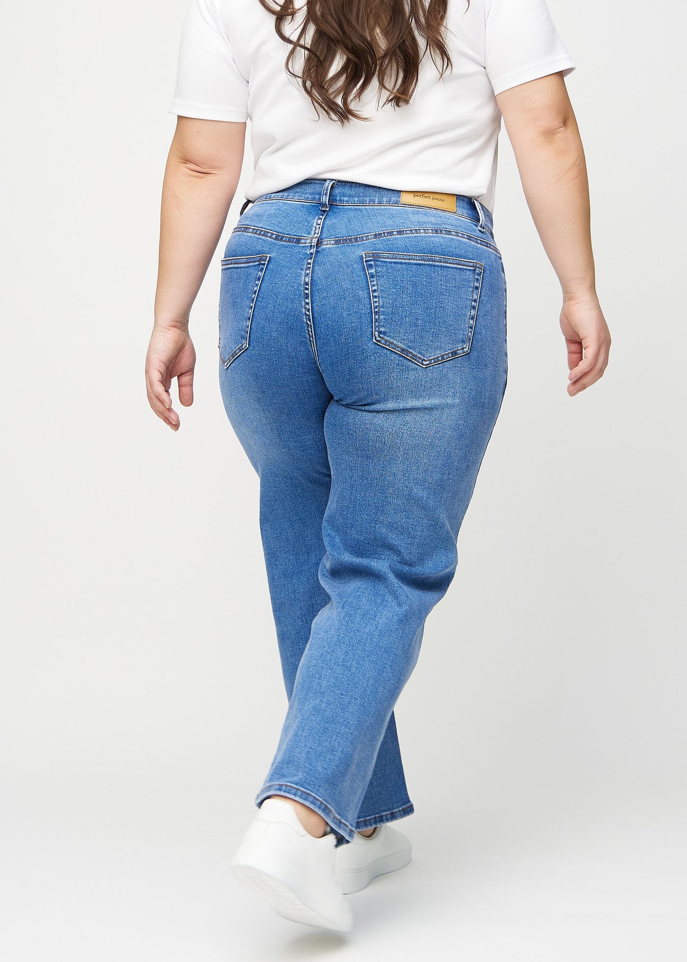 Denim loose jeans set bagfra på en plus-size model, så man kan se hele produktet.