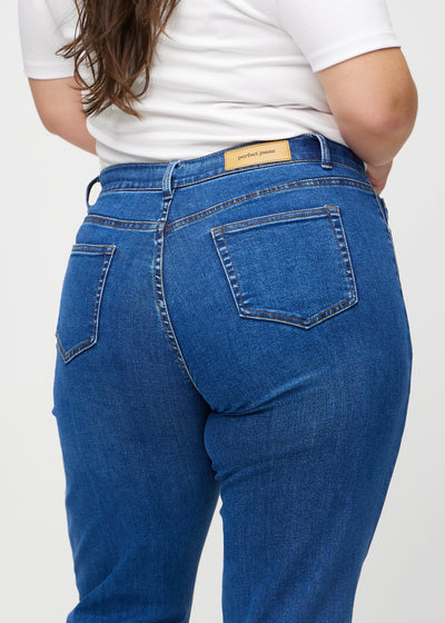 Mørk denim slim ultra high rise jeans set bagfra tæt på en plus-size model for at vise detaljer