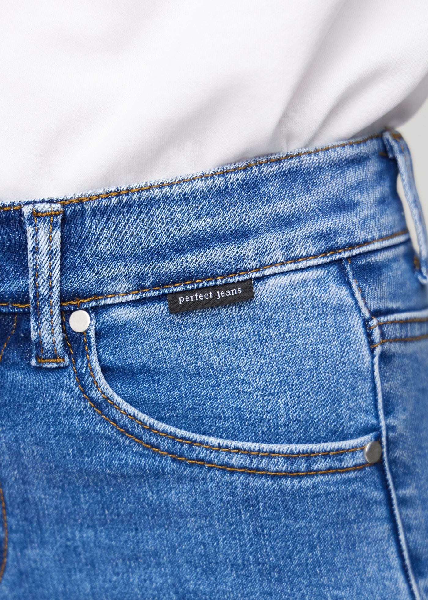 Forlommen på et par denim regular middle shorts, hvor man kan se logoet.